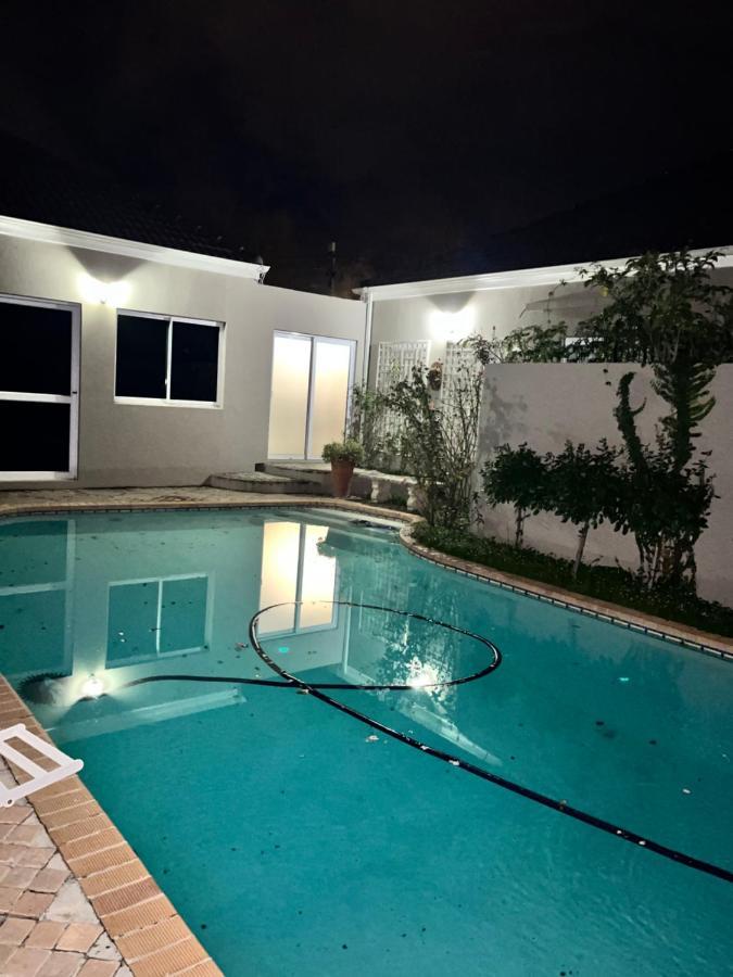Somerset West Garden Apartments 1 Екстериор снимка