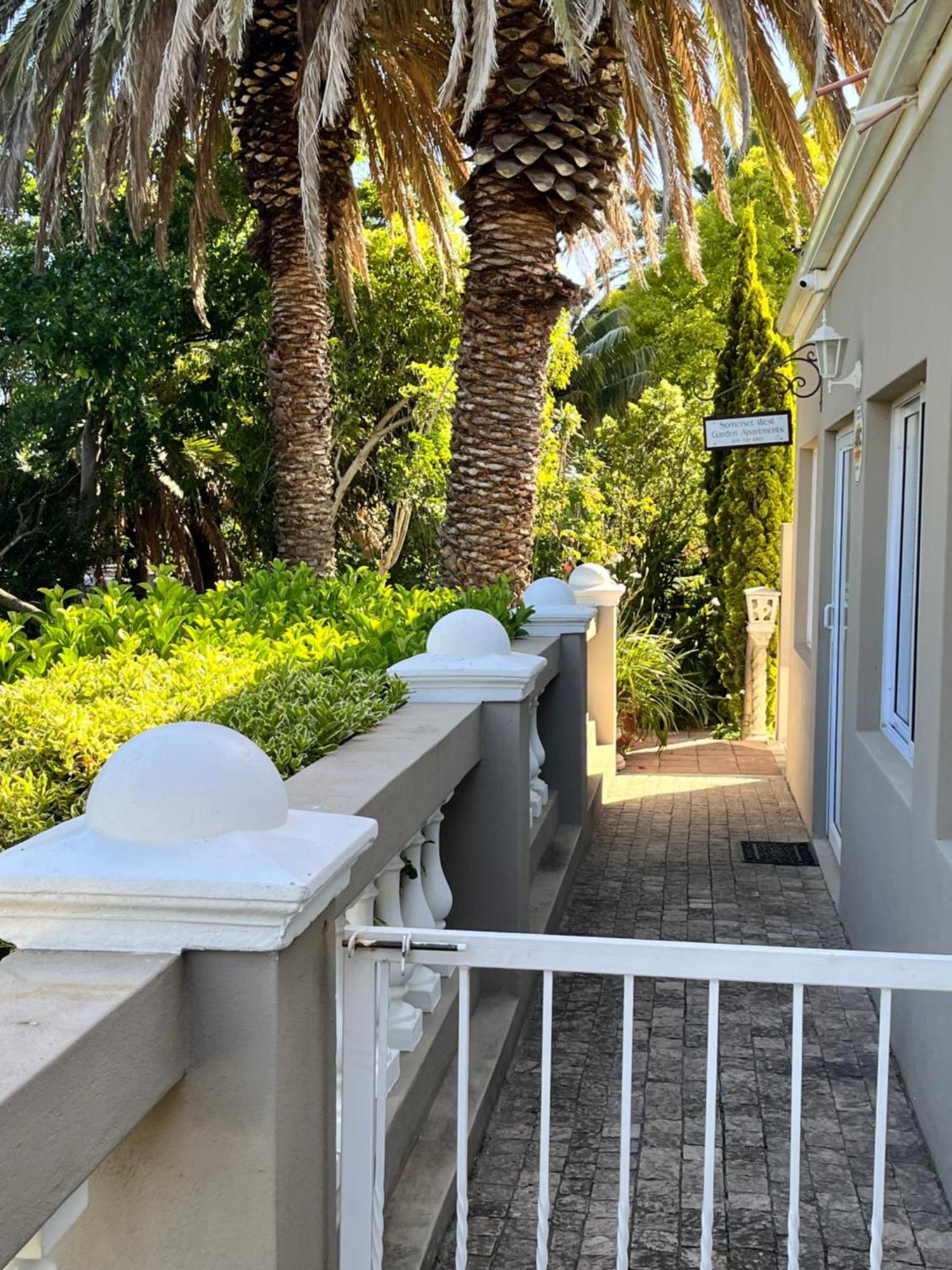 Somerset West Garden Apartments 1 Екстериор снимка